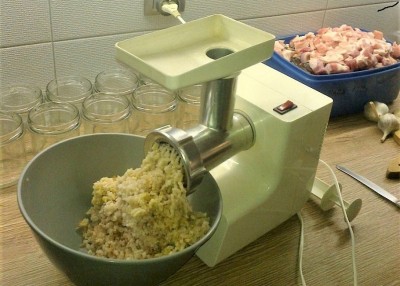 Mielenie skórek wieprzowych.jpg